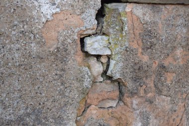 Çatlak ve boyalı eski bir duvar.