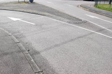 Tuhaf yolları olan boş bir yol.