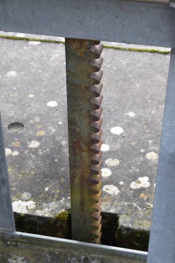 Rezervuar barajındaki metal vinç sistemi