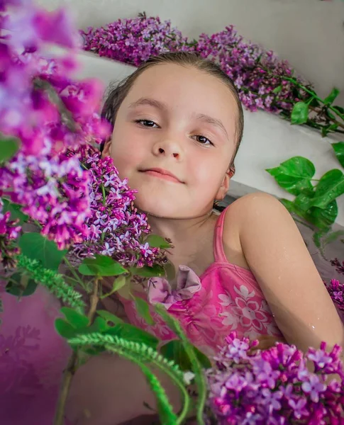 Kleines Mädchen Mit Lila Blüten — Stockfoto
