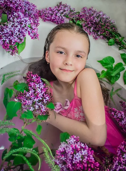 Niña Con Flores Lila —  Fotos de Stock