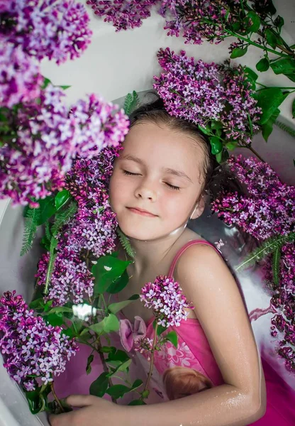 Kleines Mädchen Mit Lila Blüten — Stockfoto