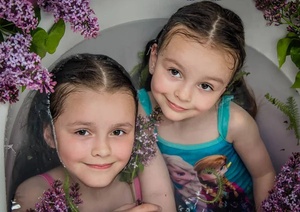 Niña Con Flores Lila —  Fotos de Stock