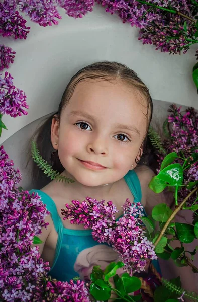 Kleines Mädchen Mit Lila Blüten — Stockfoto