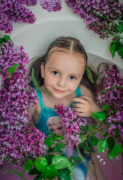 Kleines Mädchen Mit Lila Blüten — Stockfoto
