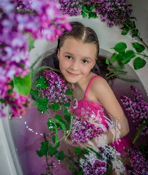 Kleines Mädchen Mit Lila Blüten Stockbild