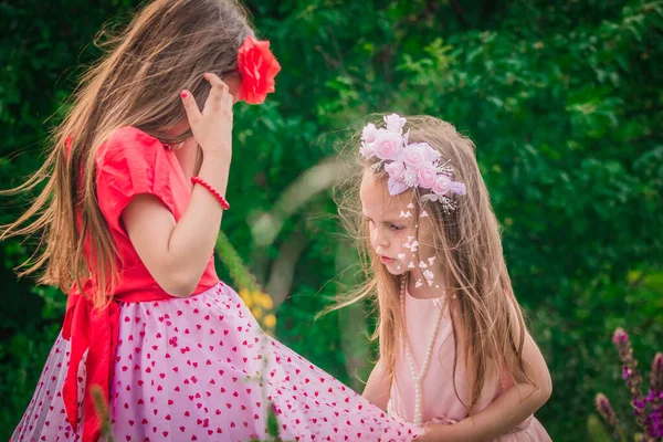 Mädchen Mit Einer Blume — Stockfoto