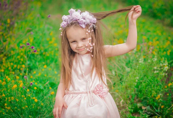 Kleines Mädchen Blumenkranz — Stockfoto
