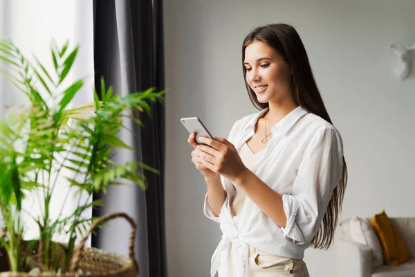 Affari donna sorridente parlando su smartphone. Bella ragazza utilizza il telefono cellulare per il lavoro, chiama i clienti, invia messaggi — Foto Stock