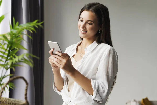 Donna d'affari scrive messaggi su smartphone. Ragazza utilizza il telefono cellulare per il lavoro, chiama i clienti, invia messaggi di testo — Foto Stock