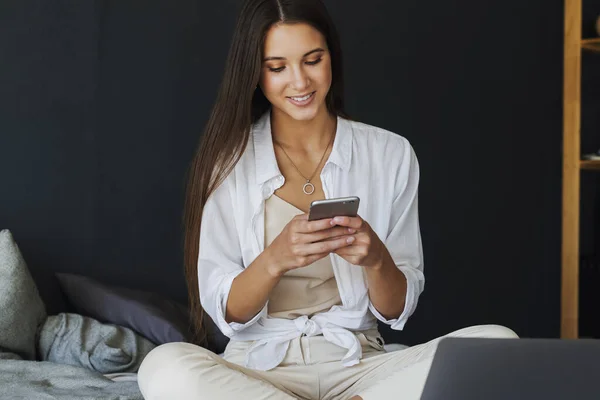 La donna d'affari parla al telefono, negozia, prende un appuntamento con gli amici. — Foto Stock