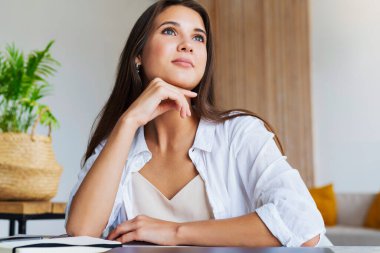 Düşünceli güzel esmer kadın beyaz gömlekli, gülümseyen, hoş şeyler düşünen.. 