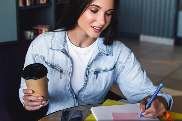 La mujer milenaria se sienta en una computadora portátil y estudia remotamente. El estudiante utiliza oportunidades de aprendizaje a distancia en línea. — Foto de Stock