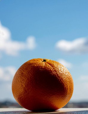 Mavi Gökyüzü ve Bulutlu Olgun Portakal Meyvesi