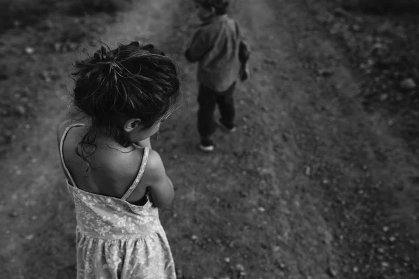 Дети ходят по сельской дороге — стоковое фото