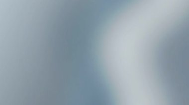 Hafifçe bulanık mavi arkaplan beyaz gradyan ile, görsel deneyimler ve estetik tasarımlar için sakin ve rahatlatıcı bir atmosfer yaratır..