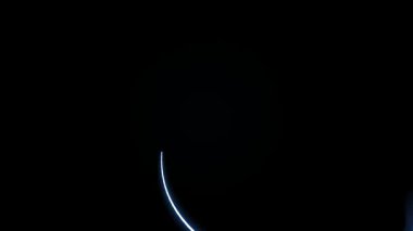 Yavaşça parlayan mavi neon ışığı karanlıkta zarif bir kemer oluşturuyor. Çağdaş uzayda dingin bir ortam ve modern estetik yaratıyor.