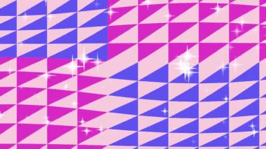 Pembe, mor ve mavi üçgenlerle iç içe geçmiş renkli geometrik desenler parlak efektlerle vurgulanarak görsel ilgi ve derinlik yaratıyor..