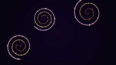 Havai fişeklerin dönen sarmal desenleri, ışık ve enerjinin renkli patlamalarıyla karanlık gökyüzünü aydınlatarak göz kamaştırıcı bir manzara yaratıyor..