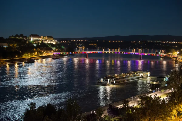 Petrovaradin 요새와 "레인 보우 브릿지" 다뉴브에 노비와 Petrovaradin 사이 — 스톡 사진