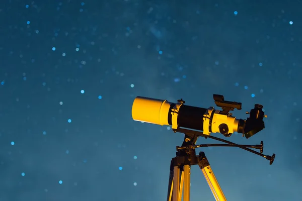 Astronomik teleskop yıldızlı gökyüzü gece işaret etti.
