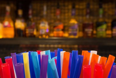 Renkli payet ve ruhları ve gece bardaki içki bulanık şişe