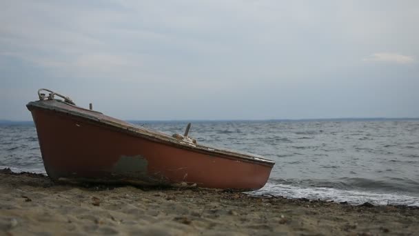 Barco en la playa con olas en el fondo — Vídeo de stock