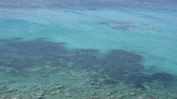 Fondo del paisaje marino. Viento sobre olas. Vista al mar en el día soleado. Superficie de agua de mar con ondulación y olas . — Vídeo de stock