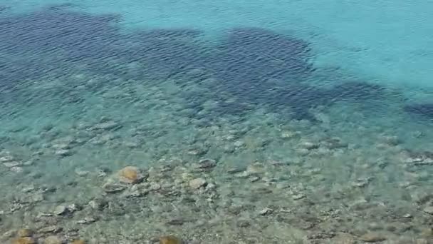 Fondo del paisaje marino. Vista al mar en el día soleado. Superficie de agua de mar con ondulación y olas. Paisaje marino pacífico . — Vídeo de stock