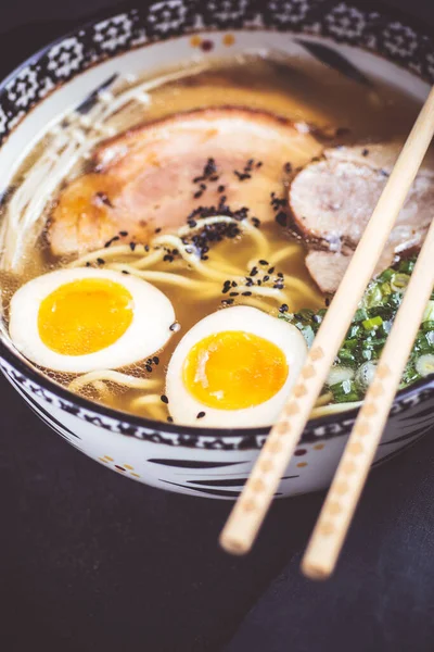 自家製麺のラーメンスープ — ストック写真