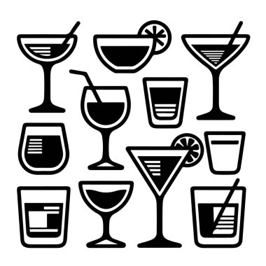 Çeşitli soğuk kokteyller ve içecekler servis etmek için kullanılan on farklı siyah çizgili gözlük koleksiyonu..