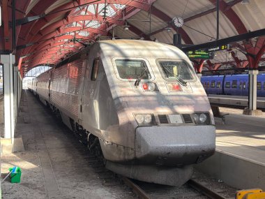 İsveç Malm Merkez İstasyonu 'ndaki yolcu treninin görüntüsü, platformlar, raylar ve Danimarka' ya geri dönüş gibi hizmetler, artı Stockholm ve Göteborg 'a bölgesel ve yüksek hızlı bağlantılar içeriyor..