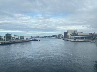 İsveç 'teki Helsingborg Feribot Limanı' ndaki terminalde gemiler denizin ötesinden Danimarka 'ya geliyor ve kalkıyor..