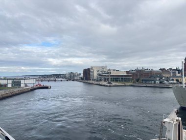 İsveç 'teki Helsingborg Feribot Limanı' ndaki terminalde gemiler denizin ötesinden Danimarka 'ya geliyor ve kalkıyor..