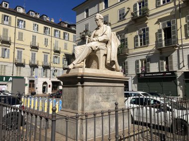 La Pista 500 'ün manzarası, İtalya' nın Torino kentindeki Lingotto binasının bankalı çatı test pisti, önceden Fiat tarafından araba testlerinde kullanılırdı, şimdi Pinacoteca Agnelli 'den bahçeler, heykeller ve açık hava sanatları sergileniyor..