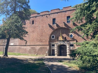 La Pista 500 'ün manzarası, İtalya' nın Torino kentindeki Lingotto binasının bankalı çatı test pisti, önceden Fiat tarafından araba testlerinde kullanılırdı, şimdi Pinacoteca Agnelli 'den bahçeler, heykeller ve açık hava sanatları sergileniyor..