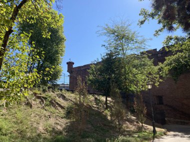 La Pista 500 'ün manzarası, İtalya' nın Torino kentindeki Lingotto binasının bankalı çatı test pisti, önceden Fiat tarafından araba testlerinde kullanılırdı, şimdi Pinacoteca Agnelli 'den bahçeler, heykeller ve açık hava sanatları sergileniyor..