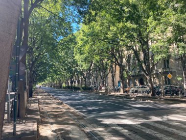 La Pista 500 'ün manzarası, İtalya' nın Torino kentindeki Lingotto binasının bankalı çatı test pisti, önceden Fiat tarafından araba testlerinde kullanılırdı, şimdi Pinacoteca Agnelli 'den bahçeler, heykeller ve açık hava sanatları sergileniyor..