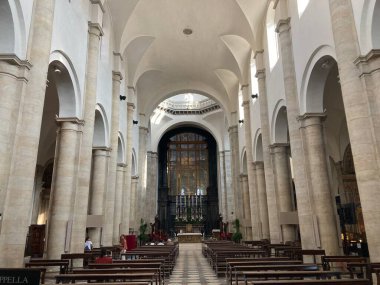 İtalya 'daki Torino şehir merkezinde, tarihi binalar, atari salonları ve mimari ayrıntılarla dolu caddeler yer alıyor.