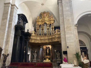 İtalya 'daki Torino şehir merkezinde, tarihi binalar, atari salonları ve mimari ayrıntılarla dolu caddeler yer alıyor.