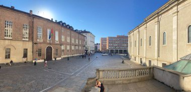 İtalya 'daki Torino şehir merkezinde, tarihi binalar, atari salonları ve mimari ayrıntılarla dolu caddeler yer alıyor.