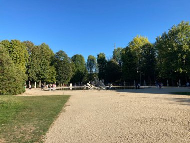 İtalya 'daki Torino şehir merkezinde, tarihi binalar, atari salonları ve mimari ayrıntılarla dolu caddeler yer alıyor.