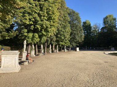 İtalya 'daki Torino şehir merkezinde, tarihi binalar, atari salonları ve mimari ayrıntılarla dolu caddeler yer alıyor.