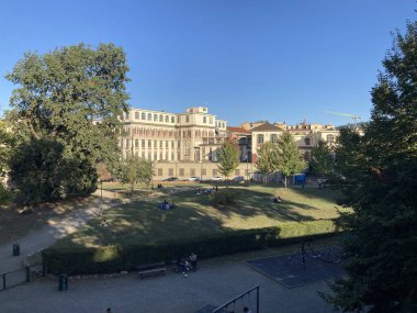 İtalya 'daki Torino şehir merkezinde, tarihi binalar, atari salonları ve mimari ayrıntılarla dolu caddeler yer alıyor.