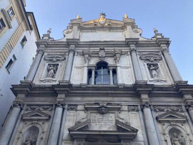 İtalya 'daki Torino şehir merkezinde, tarihi binalar, atari salonları ve mimari ayrıntılarla dolu caddeler yer alıyor.