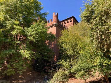 İtalya 'daki Torino şehir merkezinde, tarihi binalar, atari salonları ve mimari ayrıntılarla dolu caddeler yer alıyor.