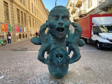 İtalya 'daki Torino şehir merkezinde, tarihi binalar, atari salonları ve mimari ayrıntılarla dolu caddeler yer alıyor.