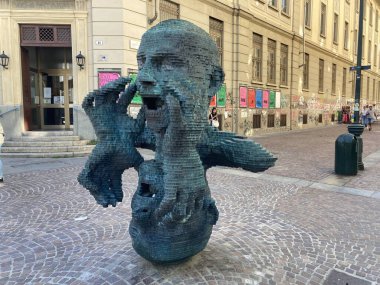 İtalya 'daki Torino şehir merkezinde, tarihi binalar, atari salonları ve mimari ayrıntılarla dolu caddeler yer alıyor.