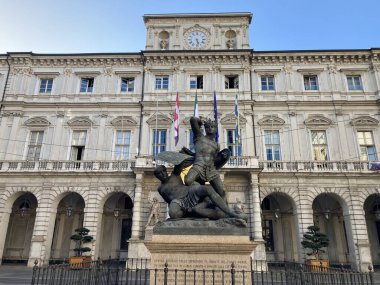 İtalya 'daki Torino şehir merkezinde, tarihi binalar, atari salonları ve mimari ayrıntılarla dolu caddeler yer alıyor.
