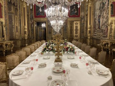 İtalya 'daki Torino şehir merkezinde, tarihi binalar, atari salonları ve mimari ayrıntılarla dolu caddeler yer alıyor.